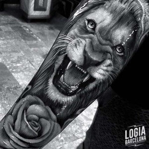 tatuaje_brazo_leon_rosa_logia_barcelona_diego_almeida 
